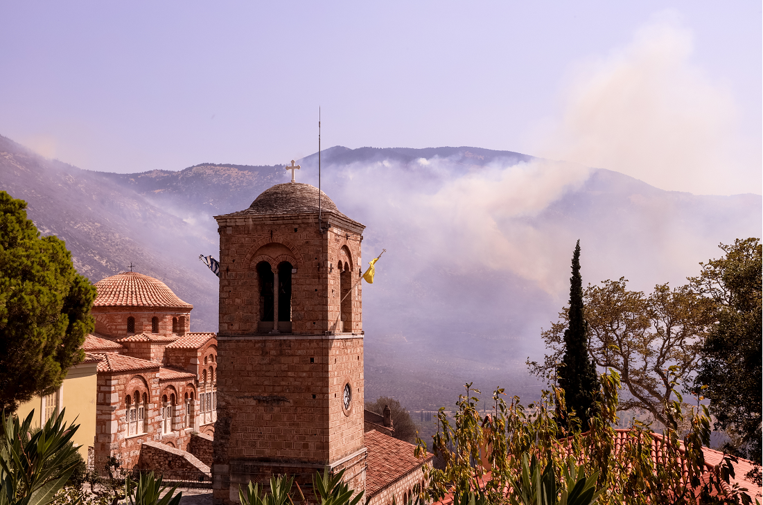 Φωτιά στη Βοιωτία: Σώθηκε η Μονή του Οσίου Λουκά – «Έκανα αυτό που έπρεπε», λέει ο Μητροπολίτης Γεώργιος