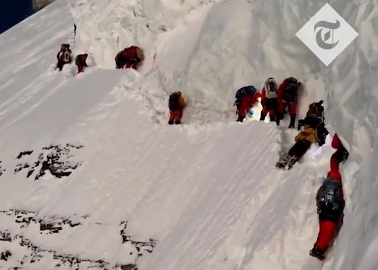 «Είναι ντροπή, ένας άνθρωπος πέθανε για να κάνουν οι άλλοι ρεκόρ»: Σάλος με βίντεο ορειβατών καθώς περνάνε πάνω από νεκρό Σέρπα (vid)