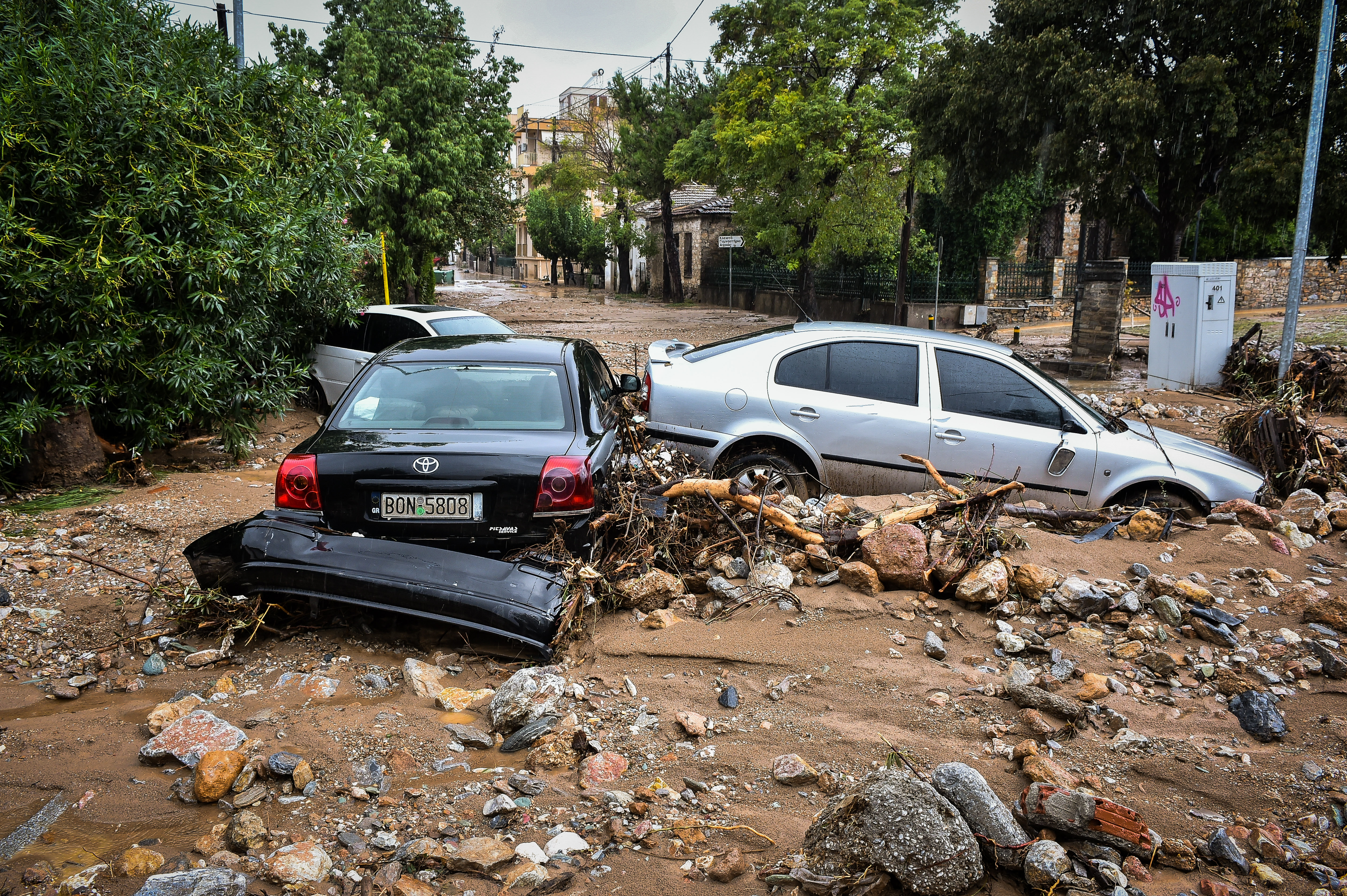 Κακοκαιρία Elias: Βουτηγμένοι στη λάσπη, αντιμέτωποι με την καταστροφή σε Βόλο και Βόρεια Εύβοια (pics & vid)