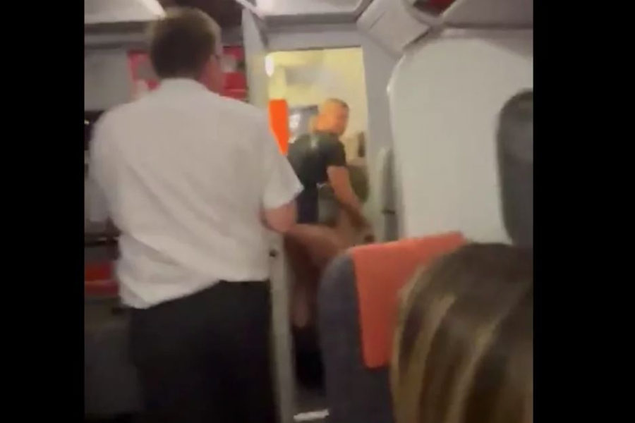 Ιπτάμενος φροντιστής άνοιξε την πόρτα της τουαλέτας αεροπλάνου κι έπιασε στα πράσα ζευγάρι να κάνει σεξ (vid)