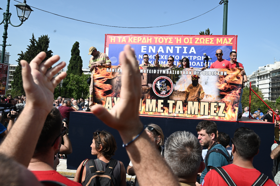 Απεργία: Ξεκίνησαν οι συγκεντρώσεις στο κέντρο της Αθήνας κατά του εργασιακού νομοσχεδίου (pics)