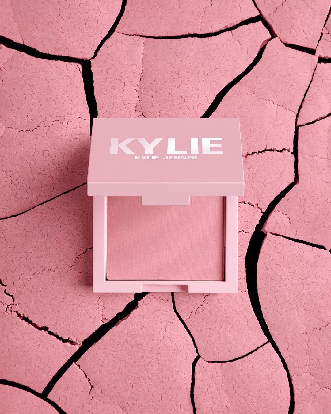 Τα Kylie Cosmetics κάνουν πρεμιέρα στην Ελλάδα Kylie Cosmetics