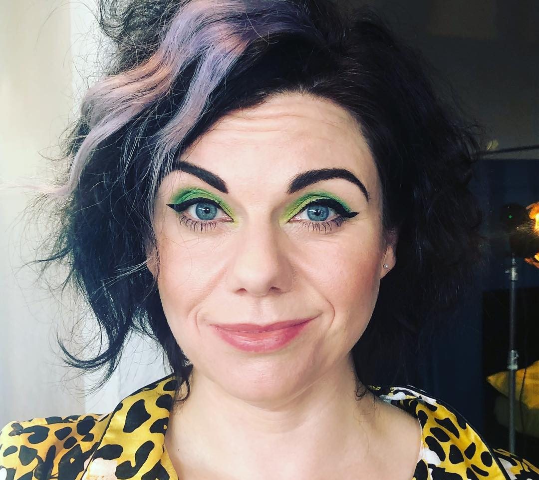 Caitlin Moran: Πώς είναι όταν μια φεμινίστρια υπερασπίζεται τους άνδρες