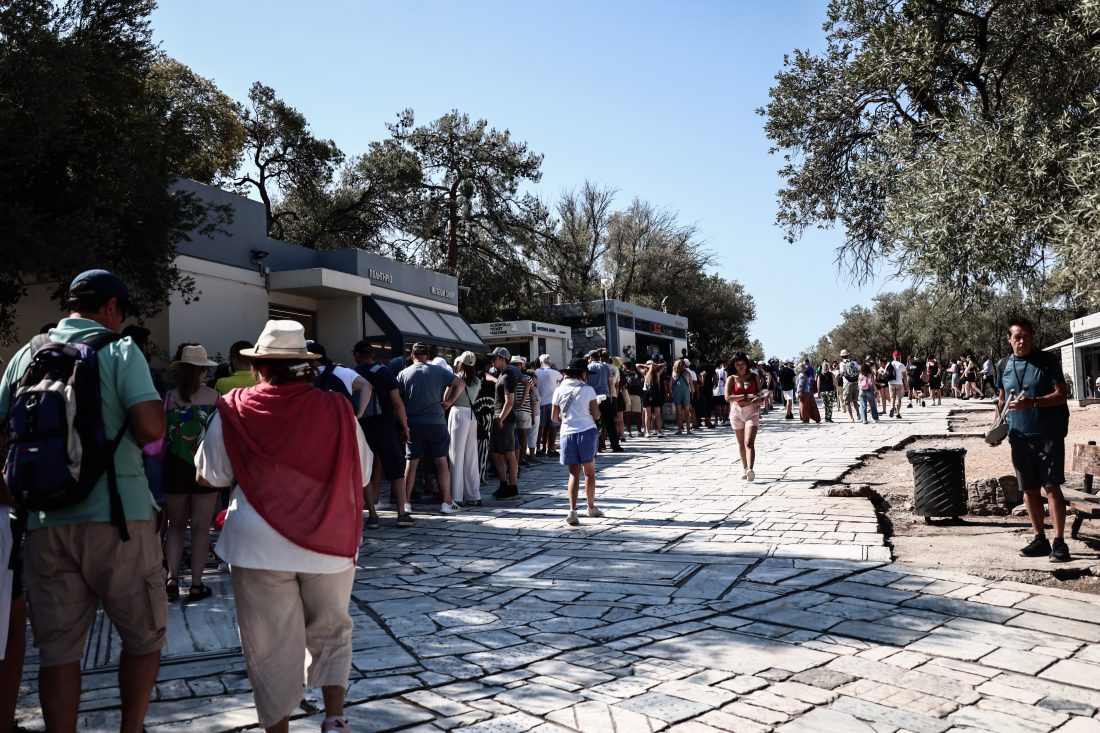 Daily Telegraph: Οι φιλόξενοι Έλληνες κουράστηκαν από τον τουρισμό