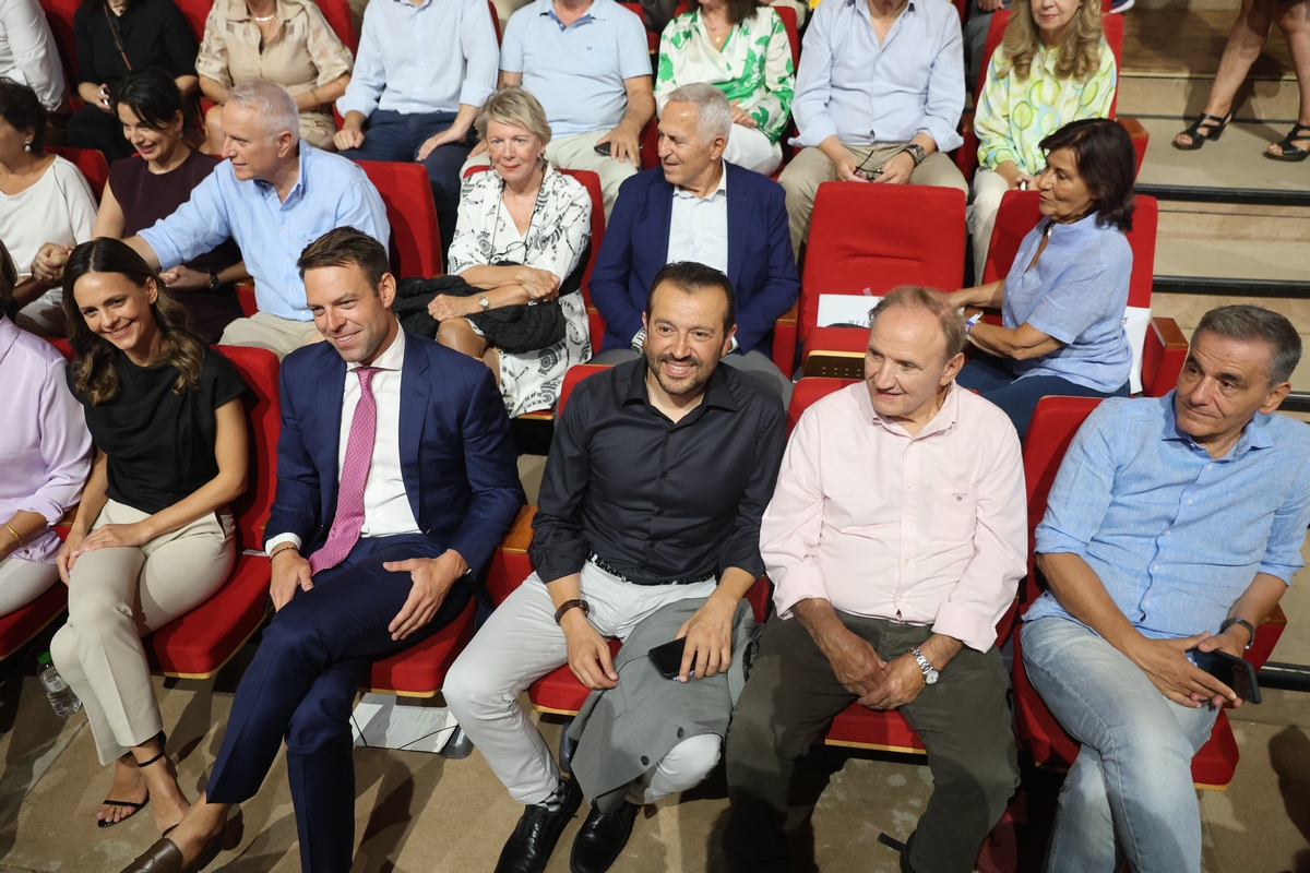 Συνέδριο ΣΥΡΙΖΑ:  Αγκαλιές, χαμόγελα και σέλφι – Οι αφίξεις των υποψηφίων αρχηγών του ΣΥΡΙΖΑ στο συνέδριο (Pics)