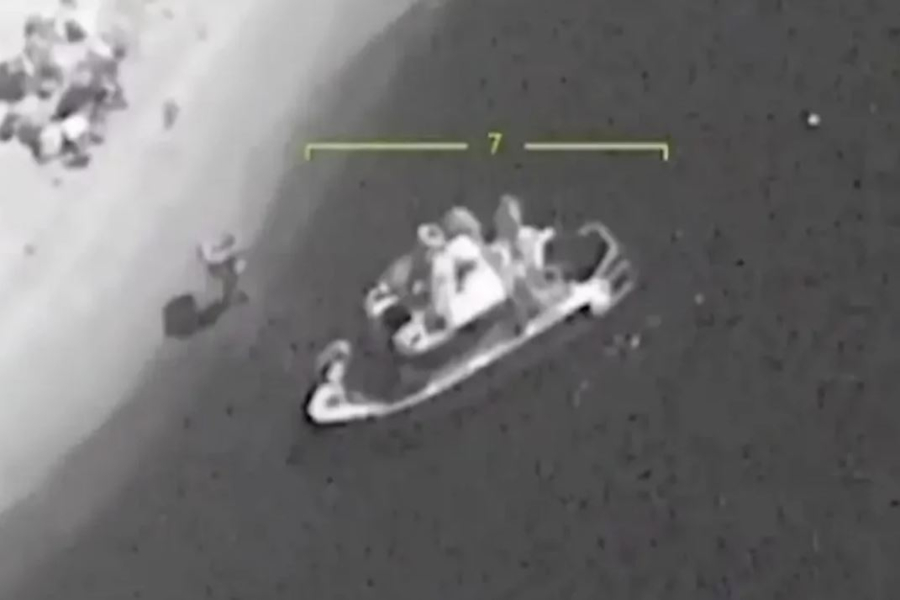 Η στιγμή που ουκρανικό drone βυθίζει ρωσικό σκάφος στη Μαύρη Θάλασσα (vid)
