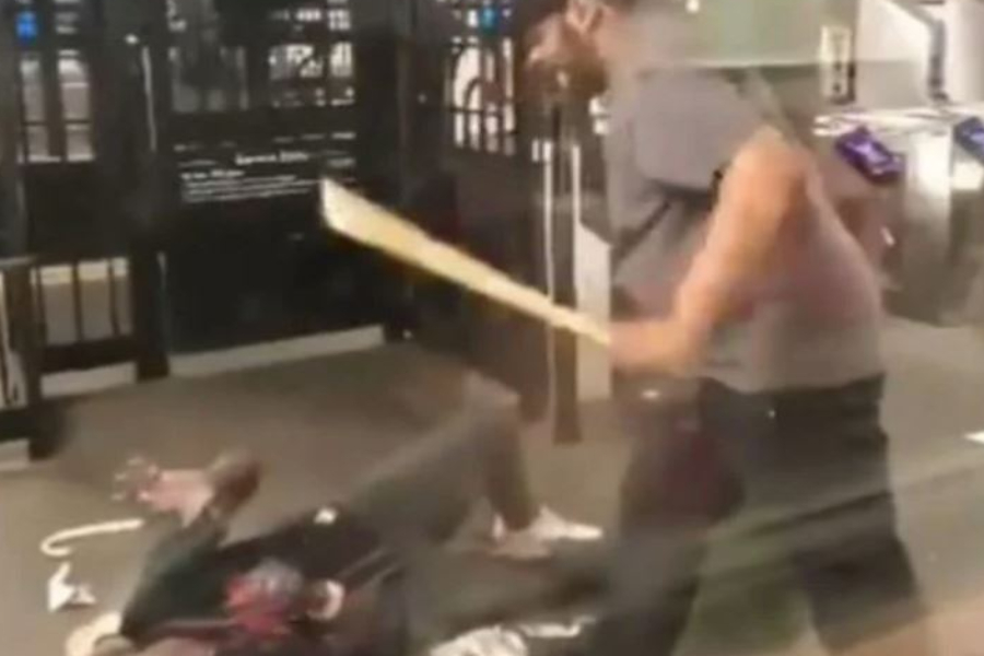 Άνδρας χτυπά πάνω από 50 φορές με μπαστούνι 60χρονη γυναίκα στο μετρό της Νέας Υόρκης (vid)