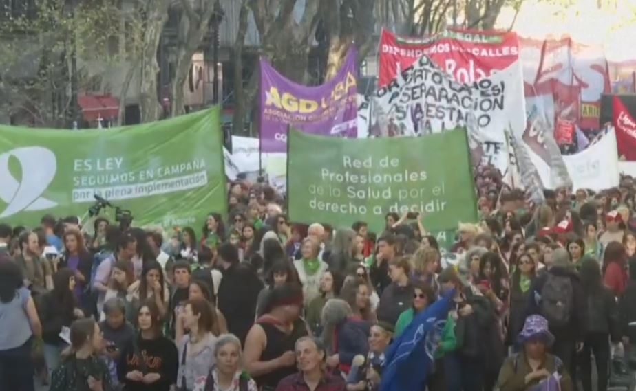 Χιλιάδες γυναίκες διαδήλωσαν στους δρόμους του Μπουένος Άιρες για το δικαίωμα στην άμβλωση