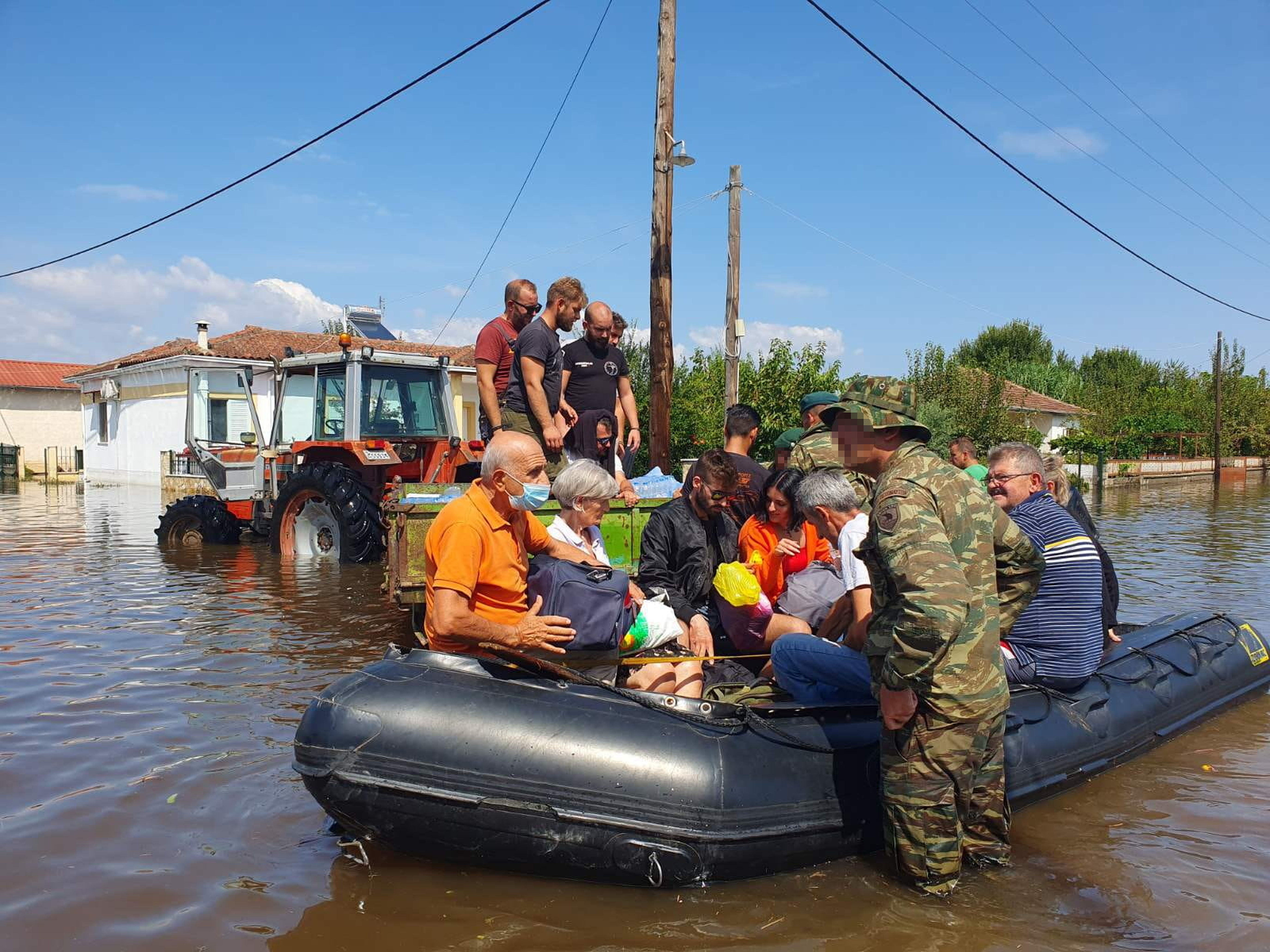 Θεσσαλία: Στους πλημμυροπαθείς ο λόχος Αντιμετώπισης Πυρηνικής-Βιολογικής-Χημικής Άμυνας