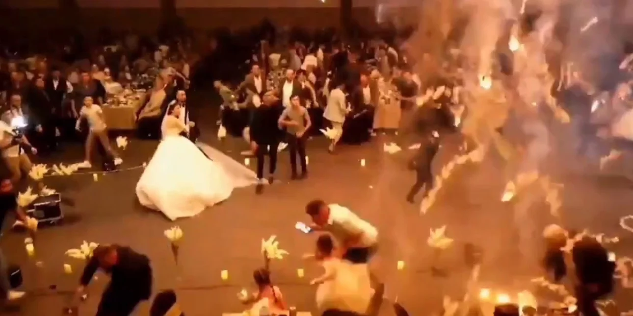 Ιράκ: Η στιγμή που ξαφνικά «βρέχει» φωτιά από το ταβάνι στο γαμήλιο γλέντι με τους 113 νεκρούς