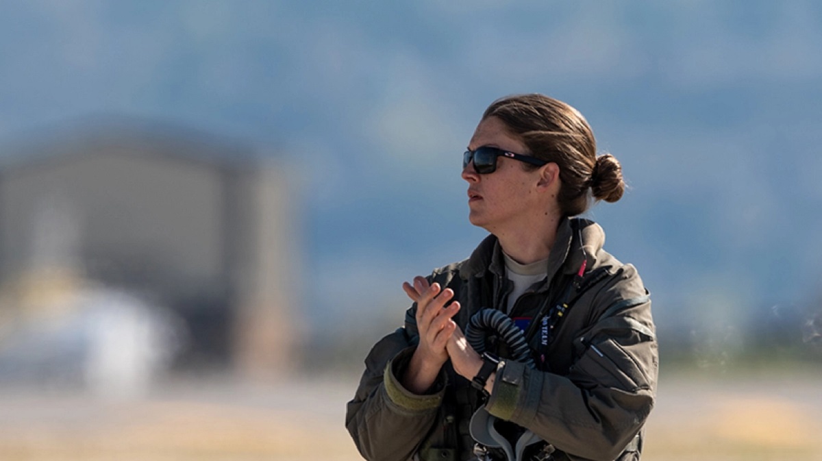 Athens Flying Week: Η πιλότος που διοικεί την ομάδα επίδειξης των αμερικανικών F-35