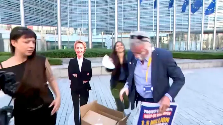 Ο CEO της Ryanair πήγε να διαμαρτυρηθεί στις Βρυξέλλες και του επιτέθηκαν με «τούρτωμα» (vid)