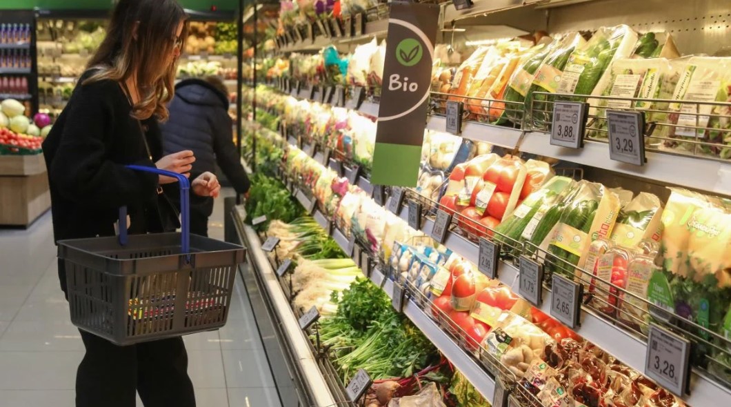 Δυσοίωνες προβλέψεις από τον ΟΟΣΑ: Προειδοποιεί για νέα σοκ στις τιμές τροφίμων και ενέργειας