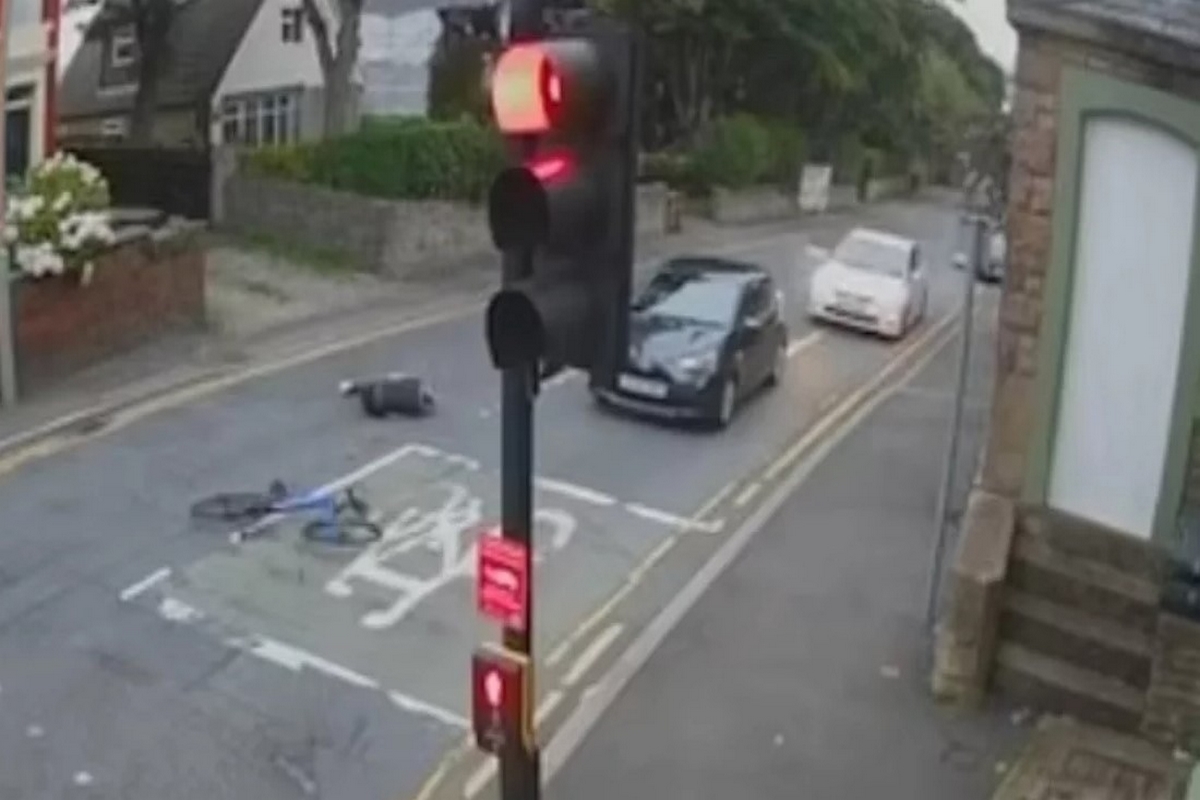 Τροχαίο στη Βρετανία που κόβει την ανάσα: Αυτοκίνητο έπεσε πάνω σε ποδηλάτη (Vid)