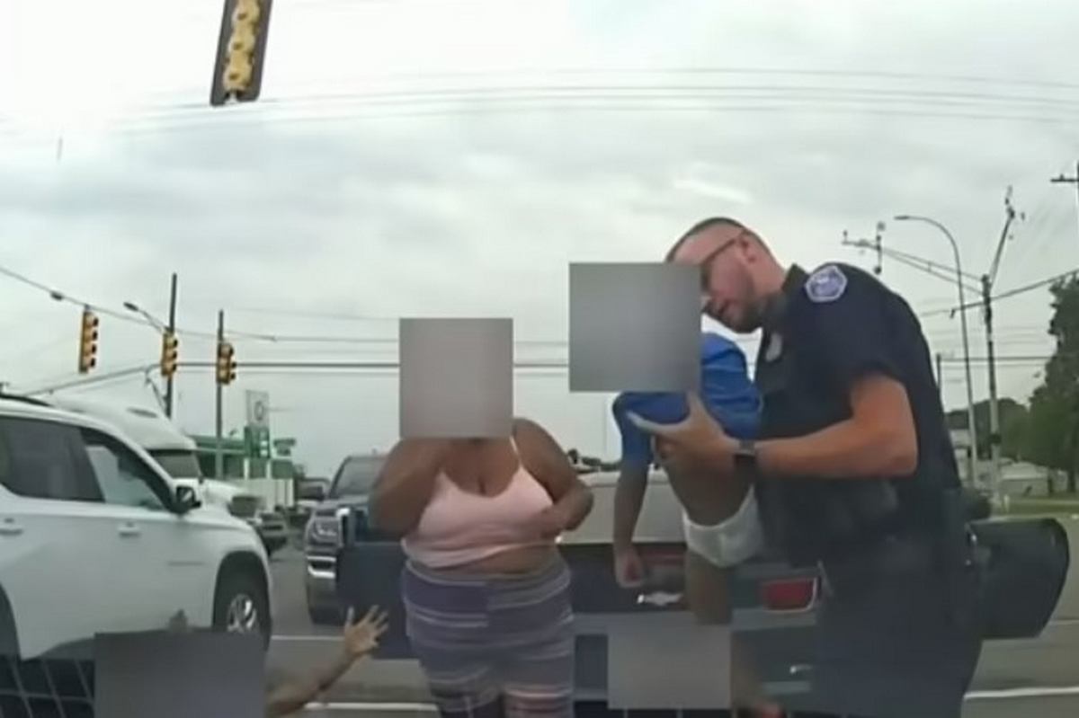Μίσιγκαν: Αστυνομικός σταμάτησε αμάξι για έλεγχο και έδωσε τις πρώτες βοήθειες σε μωρό (Vid)
