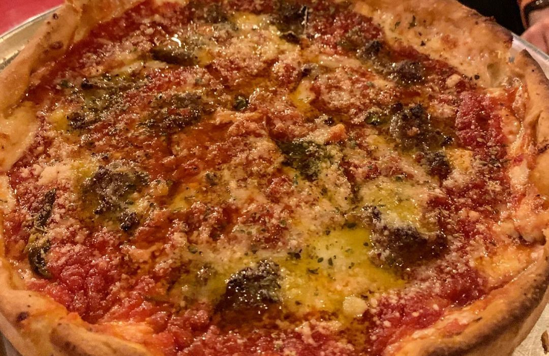 Τύφλα να ‘χει το Σικάγο: Η deep dish πίτσα που έχει τρελάνει την Αθήνα