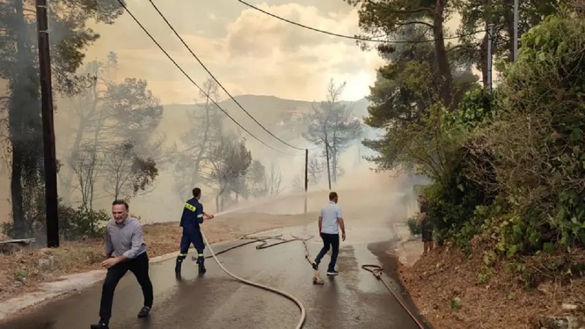 Φωτιά στη Σταμάτα: Περιορίζεται το πύρινο μέτωπο – Προσαγωγή υπόπτου για εμπρησμό