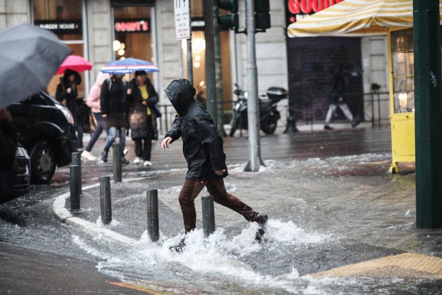 Καιρός: Δυνατή καταιγίδα στην Αθήνα προκαλεί κυκλοφοριακό έμφραγμα στους δρόμους – Ποιες περιοχές θα χτυπήσει τις επόμενες ώρες η κακοκαιρία