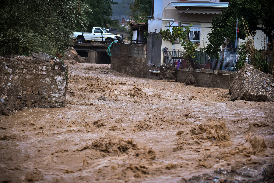 Χάος στον Βόλο από την κακοκαιρία Elias, χωρίς ρεύμα το 80% της πόλης – Μήνυμα του 112 για απαγόρευση κυκλοφορίας στη Βόρεια Εύβοια