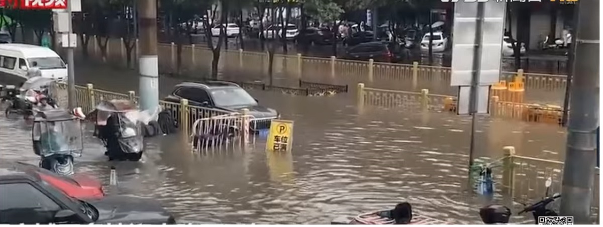 «Μείνετε σπίτια σας» – 70 κροκόδειλοι το έσκασαν από εκτροφείο στη διάρκεια πλημμυρών