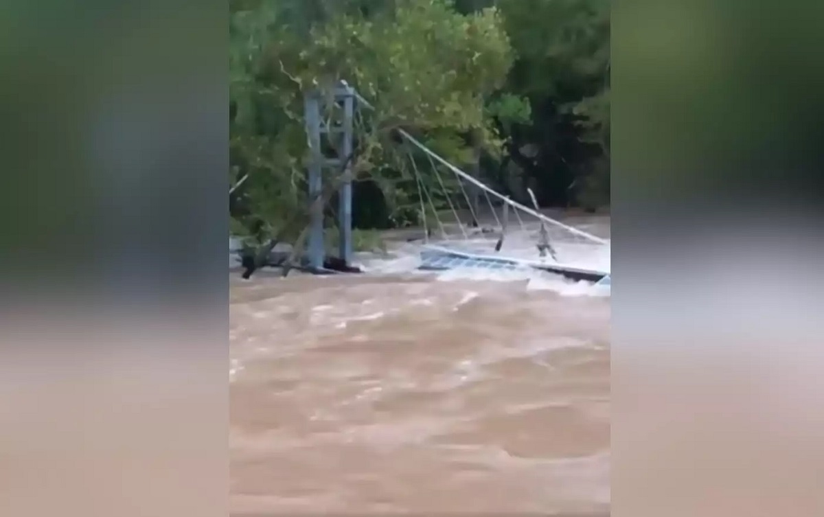 Κακοκαιρία στη Λάρισα: Από ένα συρματόσχοινο κρέμεται η πεζογέφυρα των Τεμπών – Κλειστή παραμένει η Εθνική Οδός