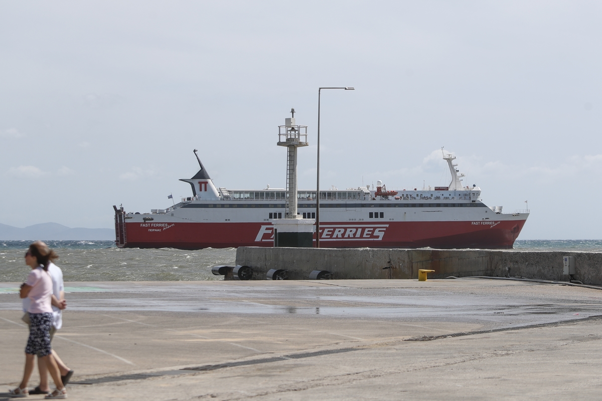 Ραφήνα: Άρχισε η ρυμούλκηση του Fast Ferries Andros – Πολύωρη η ταλαιπωρία