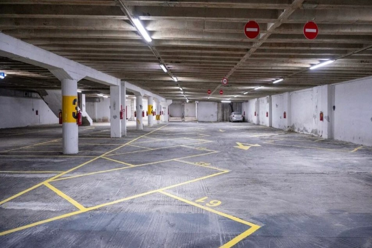 Πόσες θέσεις στάθμευσης έχει το υπόγειο πάρκινγκ στην Πλατεία Κλαυθμώνος;