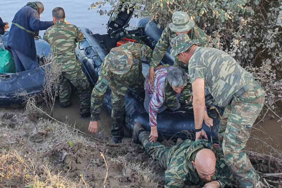 Η συγκλονιστική φωτογραφία του πεζοναύτη που έκανε το σώμα του γέφυρα για να σωθούν στη Θεσσαλία (pic)