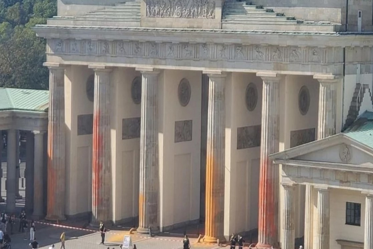 Γερμανία: Ακτιβιστές έβαψαν πορτοκαλί την Πύλη του Βραδεμβούργου (Vid)