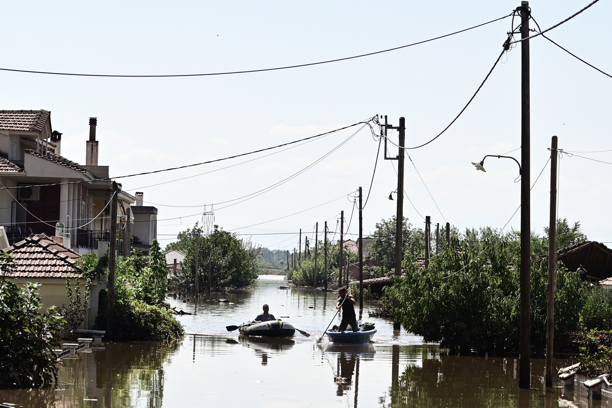 Κακοκαιρία – Θεσσαλία: Τα νερά υποχωρούν, ο κίνδυνος ασθενειών απειλεί κατοίκους και διασώστες