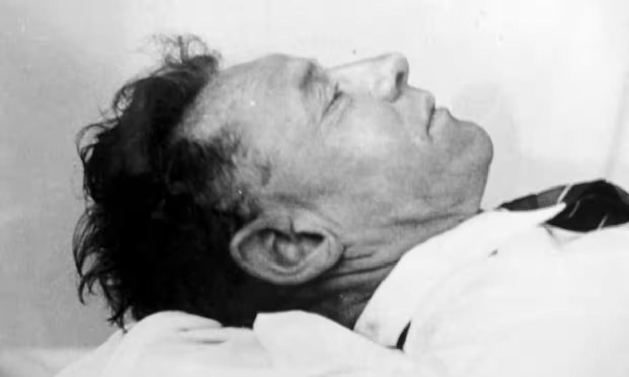 Ένα πτώμα στην παραλία του Σόμερτον: 73 χρόνια δεν τον αναγνώρισε κανείς – Οι θεωρίες συνωμοσίας γύρω από τον μυστήριο νεκρό