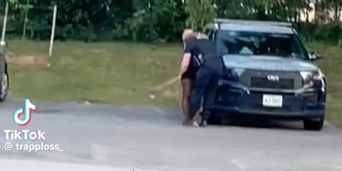 TikTok: Viral βίντεο «κάρφωσε» τις ερωτικές περιπτύξεις αστυνομικού με νεαρή γυναίκα στο… περιπολικό