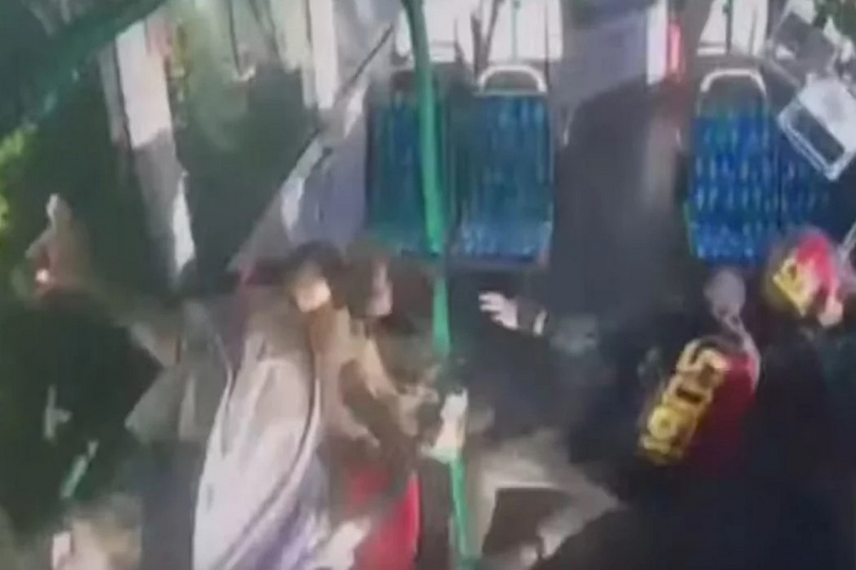 Κωνσταντινούπολη: Τρομακτικό τροχαίο -Επιβάτες λεωφορείου εκτοξεύονται στον αέρα (Vid)