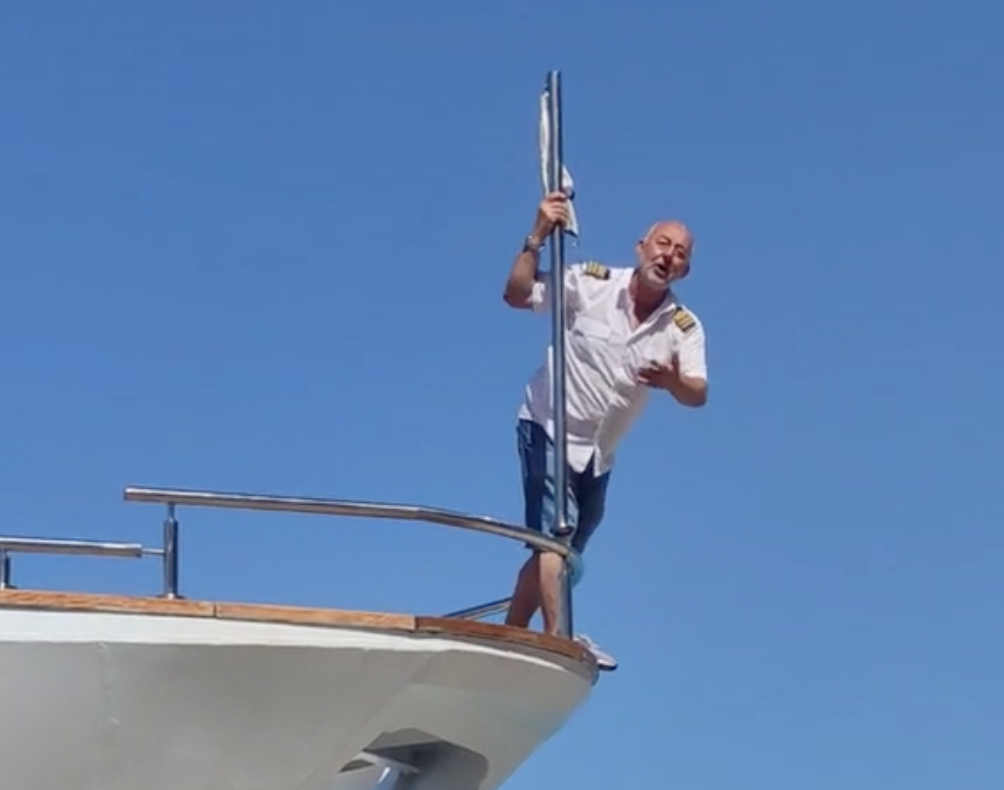 Μερακλής καπετάνιος γίνεται viral στο TikTok: Υποδέχεται τους ταξιδιώτες τραγουδώντας Βασίλη Καρρά στην πλώρη του πλοίου