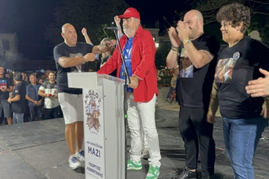 Δήμαρχος εμφανίστηκε στους πανηγυρισμούς με μπλούζα ΝΔ, καπέλο ΣΥΡΙΖΑ και παπούτσια ΠΑΣΟΚ