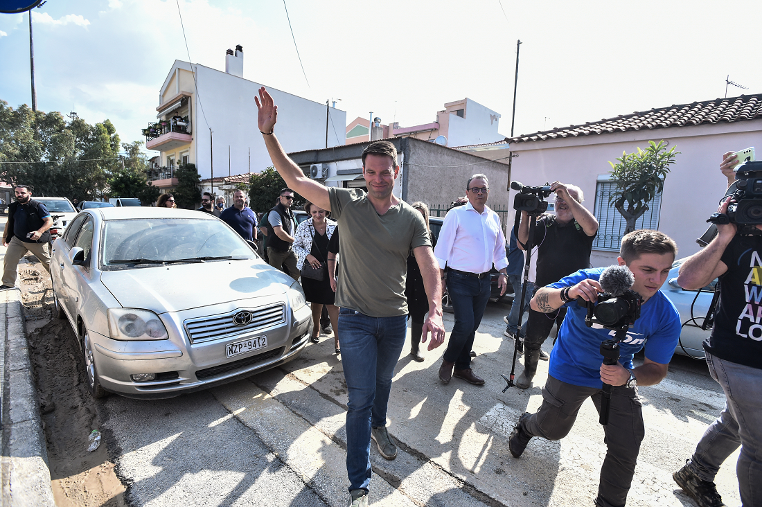 Το έδωσε πάλι το επικοινωνιακό σόου ο Κασσελάκης: Μπαίνει χωρίς παπούτσια σε σπίτια πλημμυροπαθών για να φτυαρίσει Κασσελάκης Βόλος