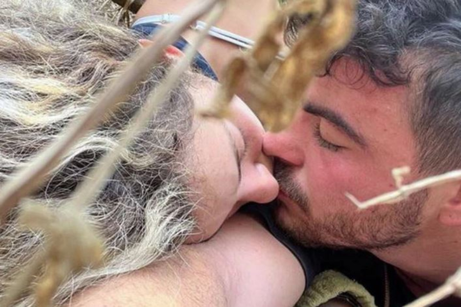 Το φιλί «ασπίδα» απέναντι στον θάνατο – Ετσι είπαν «αντίο» περιμένοντας να τους σκοτώσουν αντάρτες της Χαμάς