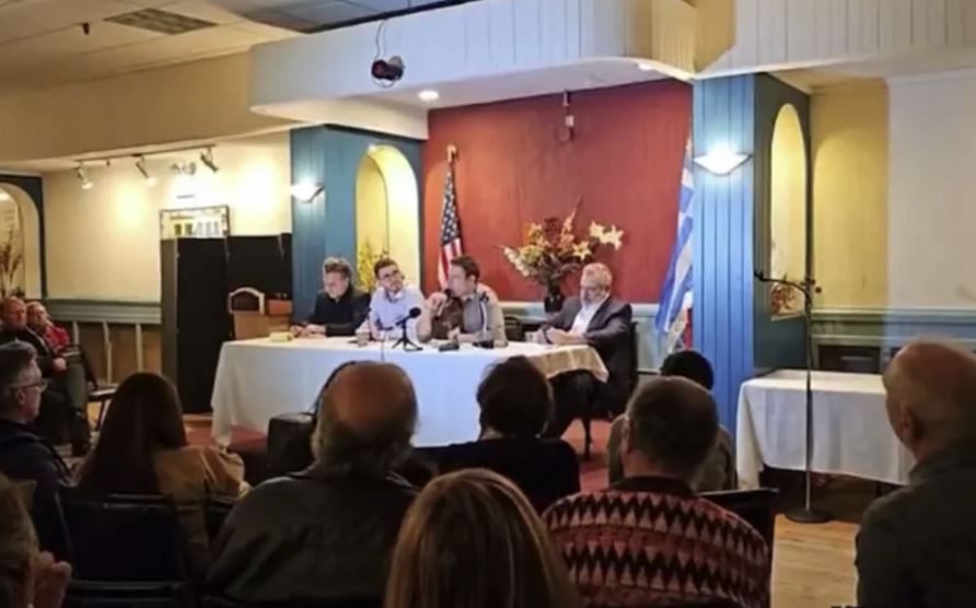 «Μπαμπά, μιλάω» – Ο Κασσελάκης κάνει παρατήρηση στον πατέρα του κατά τη διάρκεια ομιλίας προς ομογενείς (vid)