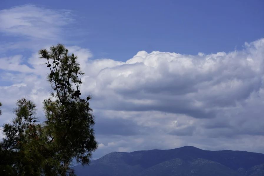 Καιρός: Συννεφιά αλλά και υψηλές θερμοκρασίες – Ευνοείται η μεταφορά αφρικανικής σκόνης