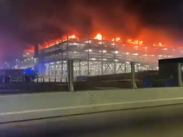 Λονδίνο: Αναστέλλονται οι πτήσεις στο αεροδρόμιο Λούτον εξαιτίας πυρκαγιάς