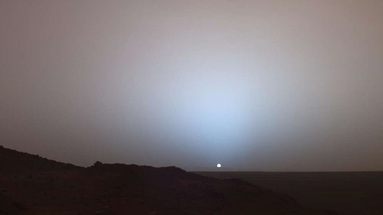 Η NASA κατέγραψε το πιο παράξενο και όμορφο μπλε ηλιοβασίλεμα στον Άρη