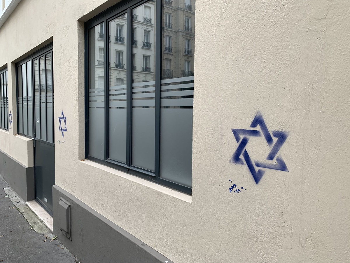 Γαλλία: Άγνωστοι ζωγράφισαν το Αστέρι του Δαβίδ σε κτίρια στο Παρίσι – Διατάχθηκε έρευνα από την εισαγγελία για να βρεθούν οι δράστες