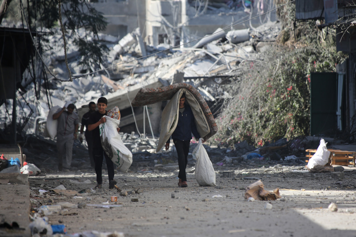 Με φορτωμένους ώμους, κεφάλια και αυτοκίνητα: Η εκκένωση της Γάζας είναι γεμάτη δάκρυα και φόβο (pics)