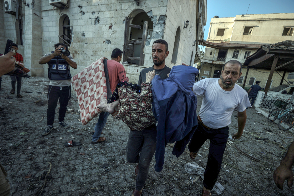 «Η μυρωδιά των νεκρών είναι παντού»- Φρικιαστικές εικόνες δείχνουν «θάλασσα πτωμάτων» έξω από το νοσοκομείο της Γάζας