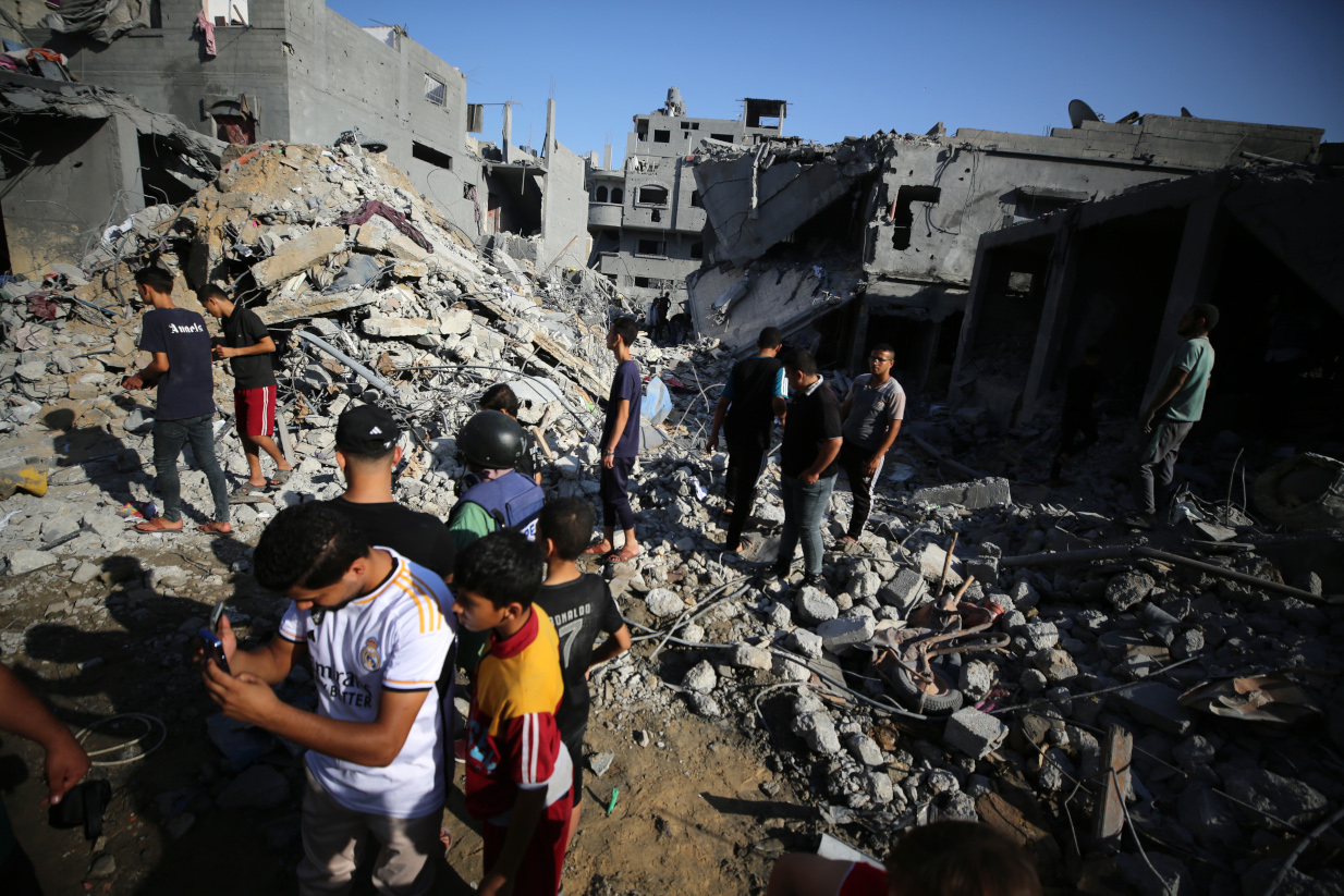 Συγκλονιστικό βίντεο του Al Jazeera δείχνει ανθρώπους να ψάχνουν μέσα στα ερείπια για επιζώντες στη Γάζα