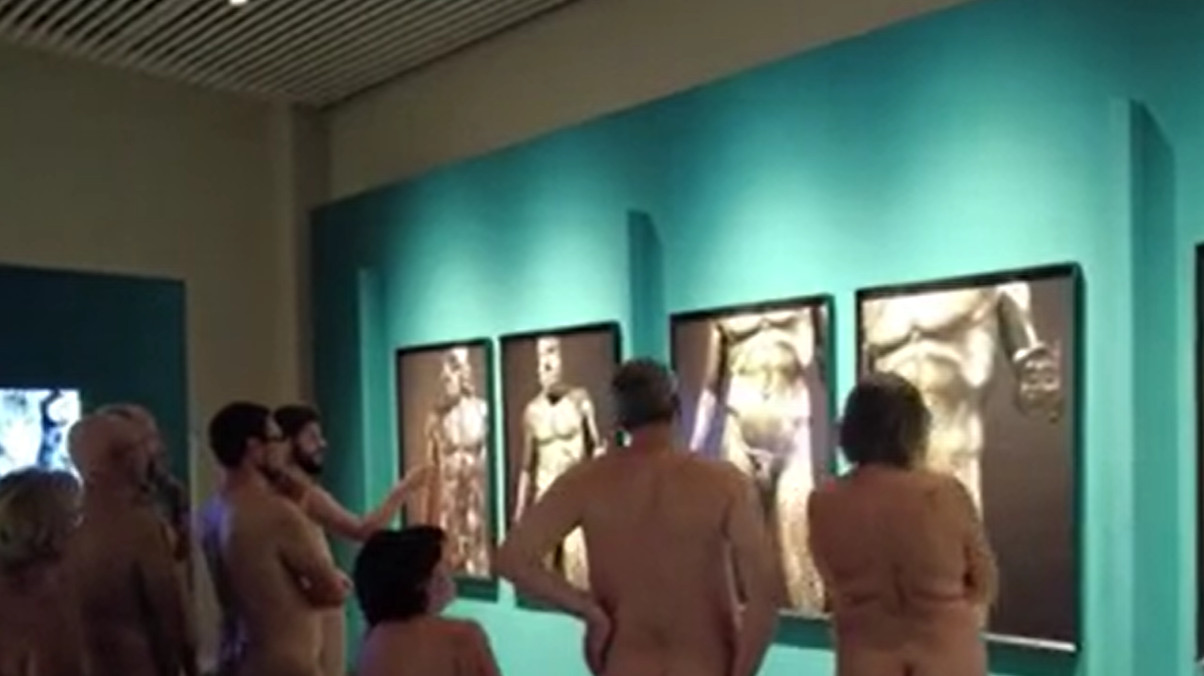 Γυμνιστές μπροστά σε ελληνικά αγάλματα: Η πρωτοποριακή ξενάγηση σε μουσείο (vid)