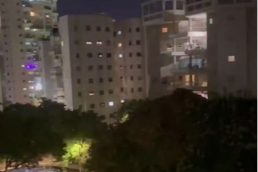 Συγκινητικό βίντεο: Εκατοντάδες άνθρωποι ψάλλουν τον εθνικό ύμνο του Ισραήλ από τα μπαλκόνια τους