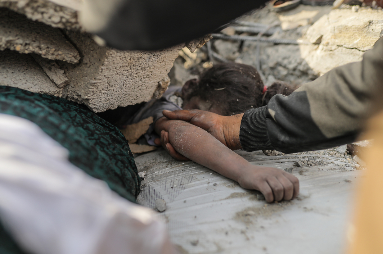 Πλακωμένα κορμιά κάτω από χαλάσματα, εξέχουν μόνο τα χέρια: Εικόνες από το Ισραήλ και την Παλαιστίνη που συγκλονίζουν (pics)