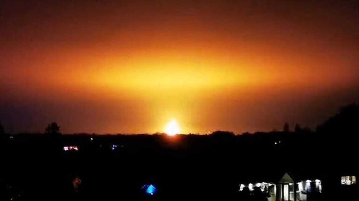 Οξφόρδη: Βάφτηκε ο ουρανός «πορτοκαλί» έπειτα από χτύπημα κεραυνού σε μονάδα ανακύκλωσης