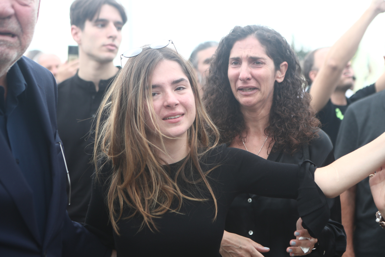 Μπασκετική πανστρατιά στην κηδεία του Ιωαννίδη: Τραγικές φιγούρες η γυναίκα και η κόρη του (pics)